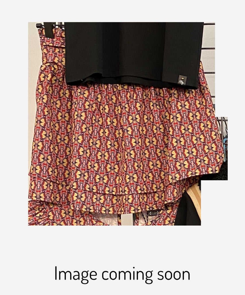 Details:  This skirt is perfect for a special occasion. The all-over print and elasticated waistband combine to create an elegant, tailored look. The luxurious red and gold colors add the perfect finishing touch. Make a statement with this timeless piece.  Color: Red gold  Composition: 100% Polyester 