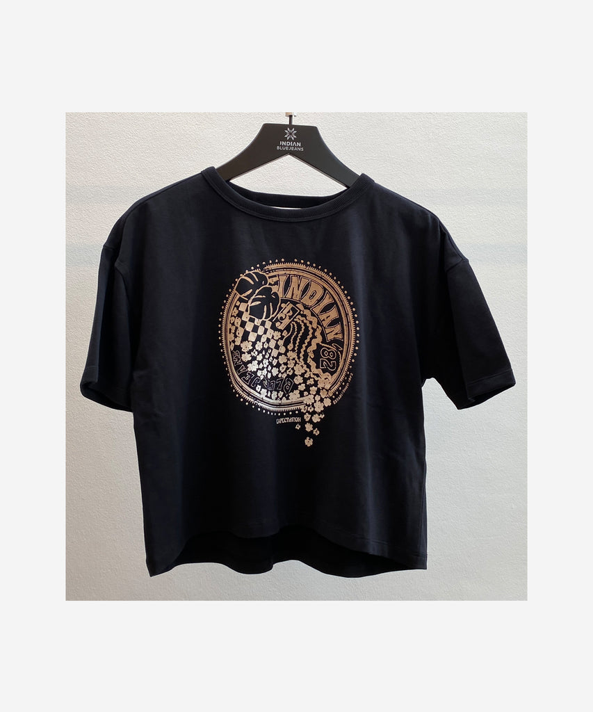 Details: Expertly crafted with a classic black design, this short sleeve t-shirt features a round neckline and a stunning Indian flower print on the front. Comfortable and stylish, this t-shirt is perfect for adding a touch of culture to your wardrobe. Elevate your style with this unique piece.  Color: Black  Composition:  Summer 2024  