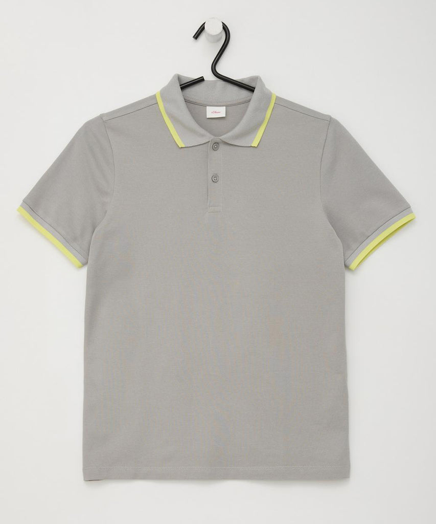 <strong data-mce-fragment="1">Details:</strong> This boys' short sleeve polo shirt in light grey with neon details is a versatile addition to any wardrobe. Made with high-quality materials, it offers both comfort and style. Perfect for any occasion, this polo shirt is a must-have for any young gentleman.&nbsp;<br><strong>Color:</strong> Light grey<br><strong>Composition:</strong> CO100%&nbsp;
