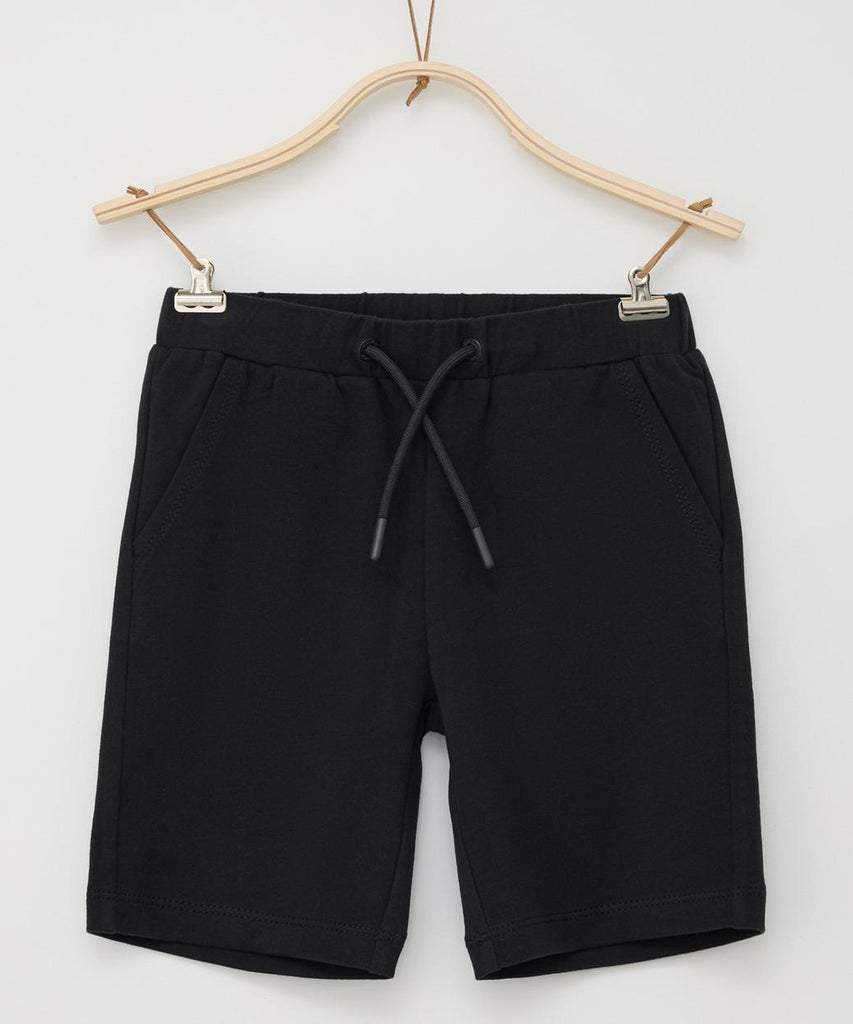 <strong data-mce-fragment="1">Details: </strong>These black kids' jogg shorts are the perfect addition to any active child's wardrobe. With a comfortable elastic waistband and convenient pockets, these shorts are perfect for sports, playtime, or just lounging around. The stretchy fabric ensures a perfect fit for growing kids.<br><strong></strong><strong>Color:</strong> Black&nbsp;<br><strong>Composition:&nbsp;</strong> 100%CO &nbsp;&nbsp;