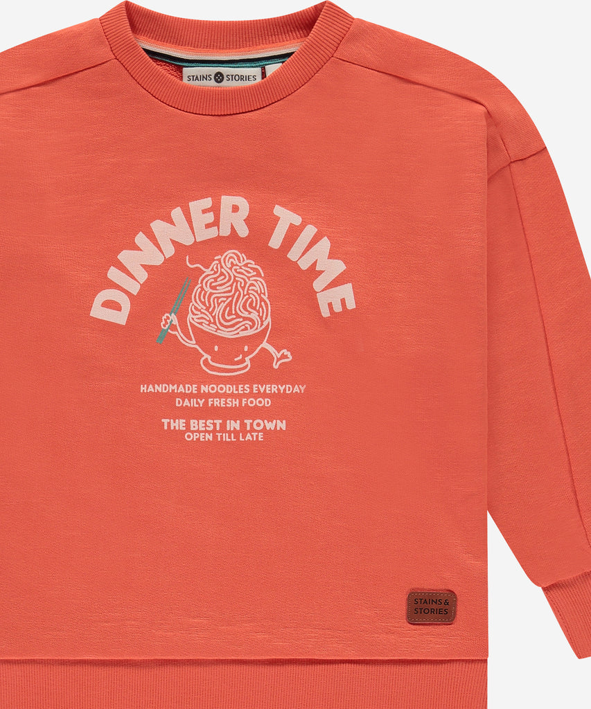 Details:Stay cozy and stylish with our Sweatshirt Diner Time Grapefruit. This vibrant grapefruit colored sweatshirt features a playful "dinner time" print on the front. Perfect for adding a pop of color to your wardrobe while expressing your love for food. Made for comfort and fun, it's a must-have for any foodie fashionista. Ribbed arm cuffs and waistband. Up to size 92, easy opening with 2 push buttons on the side of the collar. Round Neckline.   Color: Grapefruit  Composition: 100% BCI cotton  