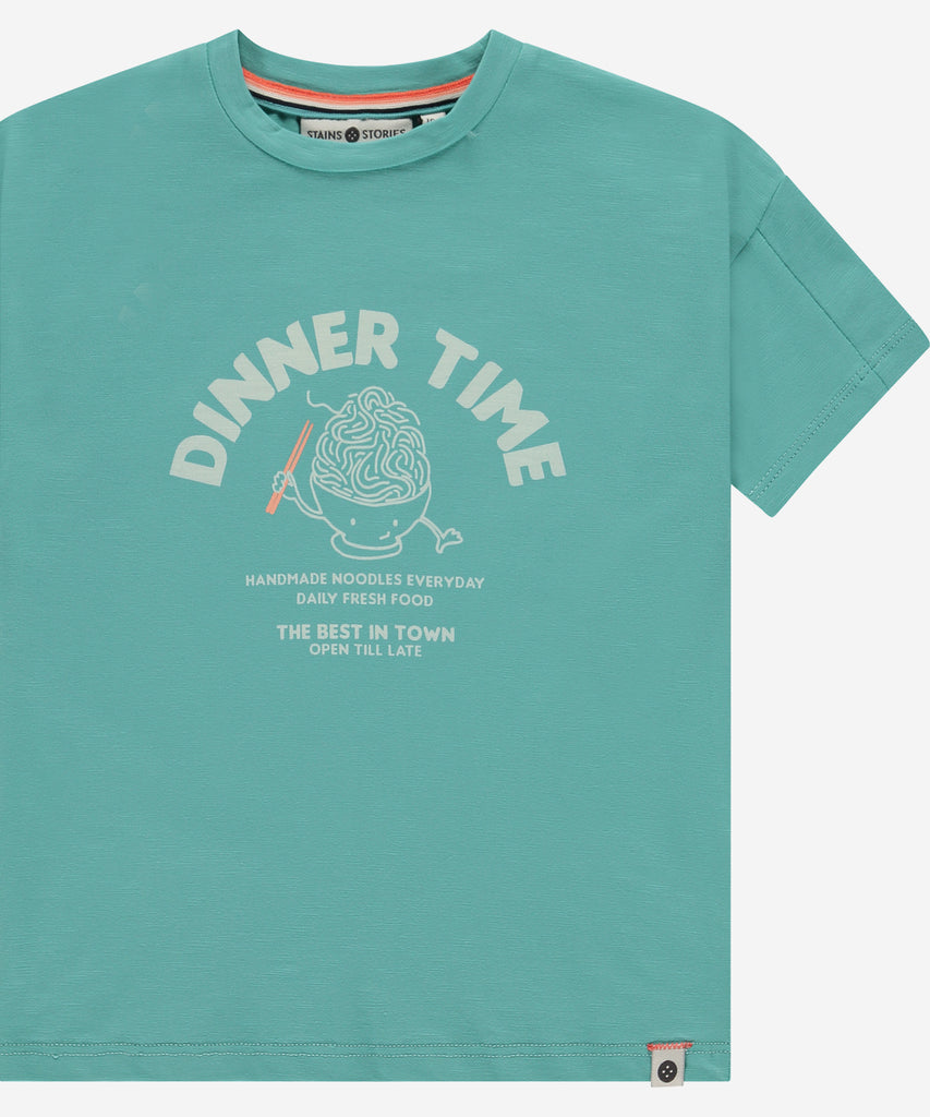 Details: Experience the ultimate in comfort and style with our T-Shirt Dinner Time in turquoise. Made with a soft and durable fabric, this turquoise short sleeve t-shirt is perfect for every day wear. The playful "Dinner Time" print on the front adds a touch of fun to your wardrobe. Stay trendy and cozy with this must-have t-shirt. Up to size 92, easy opening with 2 push buttons on the side of the collar. Round Neckline.   Color: Turquoise  Composition: 95% BCI cotton/5% elasthan 