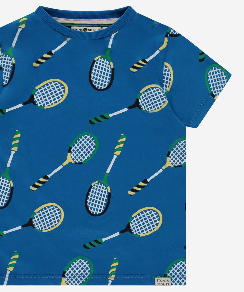Details: This short sleeve t-shirt features a round neckline and a refreshing all over print design inspired by the sport of tennis. Made with high-quality material, this t-shirt is perfect for any active individual looking to showcase their love for the game. Stay stylish and comfortable on and off the court with this AOP Tennis River Blue t-shirt. Up to size 92, easy opening with 2 push buttons on the side of the collar.  Color: Blue  Composition: 100% BCI cotton  