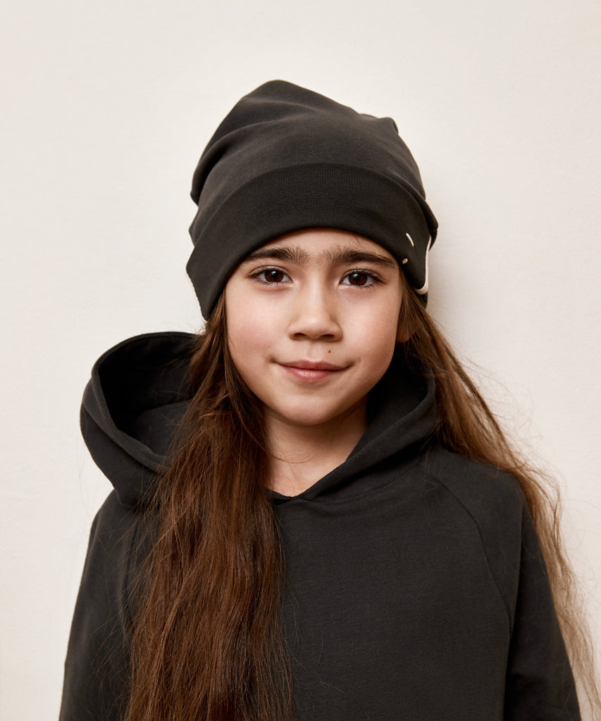 Details: Fitting comfortably over the head, this beanie offers lightweight protection from the cold. Made from the softest organic cotton rib, it has a folded brim and a herringbone detail on the sides.  Color: nearly black  Composition: 96% Organic Cotton Jersey, 4% Elastane Rib  Made in Portugal
