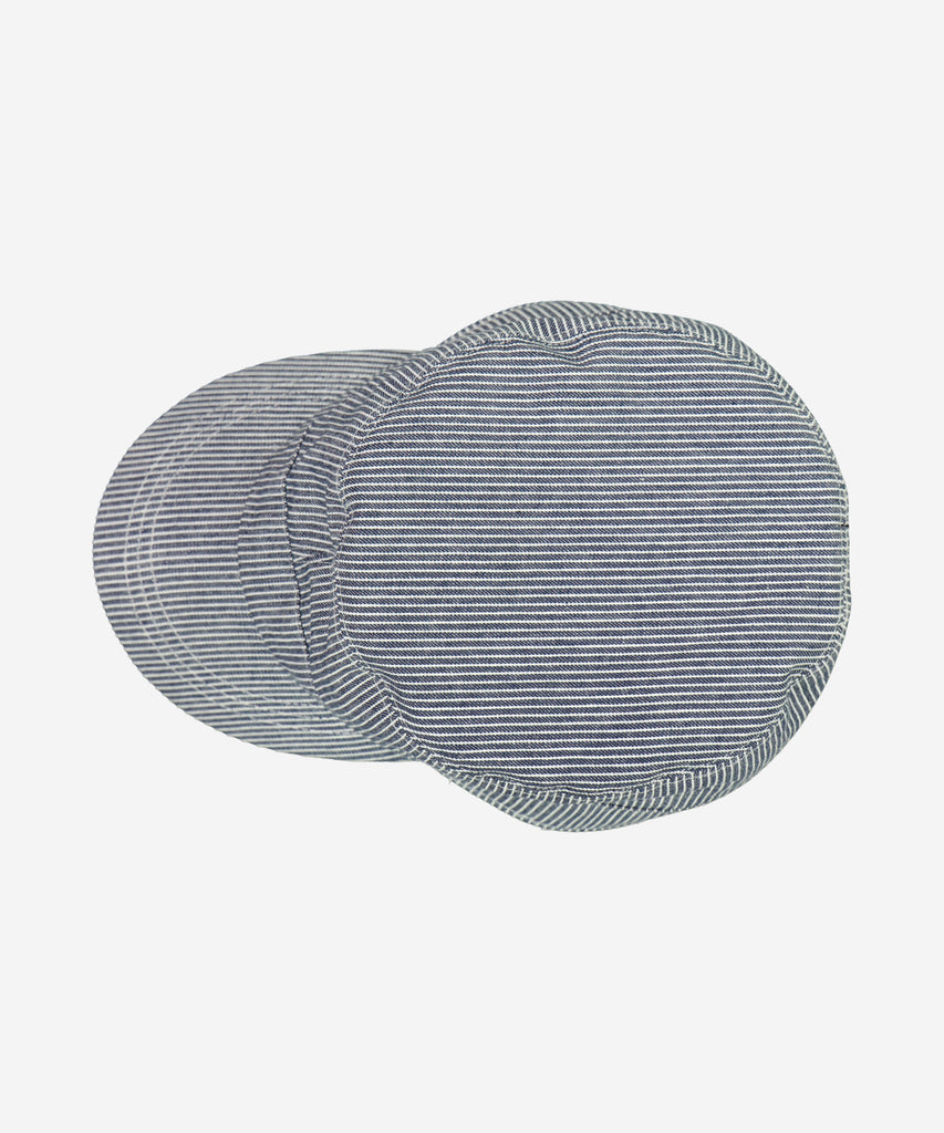 Details:Smart cap with peak in striped denim made of soft organic cotton for the junior child. Regular fit. Wheat’s unisex caps are both comfortable and practical for your child to wear. The peaked cap has a classic and simple look, which is perfect for sunny days, as it protects your child’s face from the sun.  Color: wash denim navy   Composition: 100% organic cotton  Sizes: 3-5Y- 52-53cm | 6-8Y- 54-55cm  