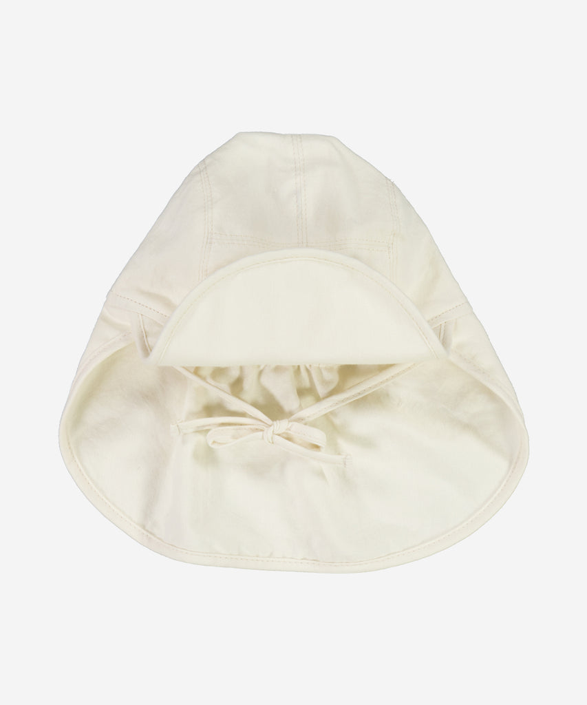 WHEAT Collection  Cute sunhat in soft woven cotton with tie strings and brim, the brim is slightly longer at the bag. Color: eggshell.     Composition: 100% organic cotton WHEAT Collection  Cute sunhat in soft woven cotton with tie strings and brim, the brim is slightly longer at the bag. Color: eggshell.     Composition: 100% organic cotton  Sizes: 1-3M - 40-43cm | 3-9M - 44-47cm | 9-12M - 48-51cm 