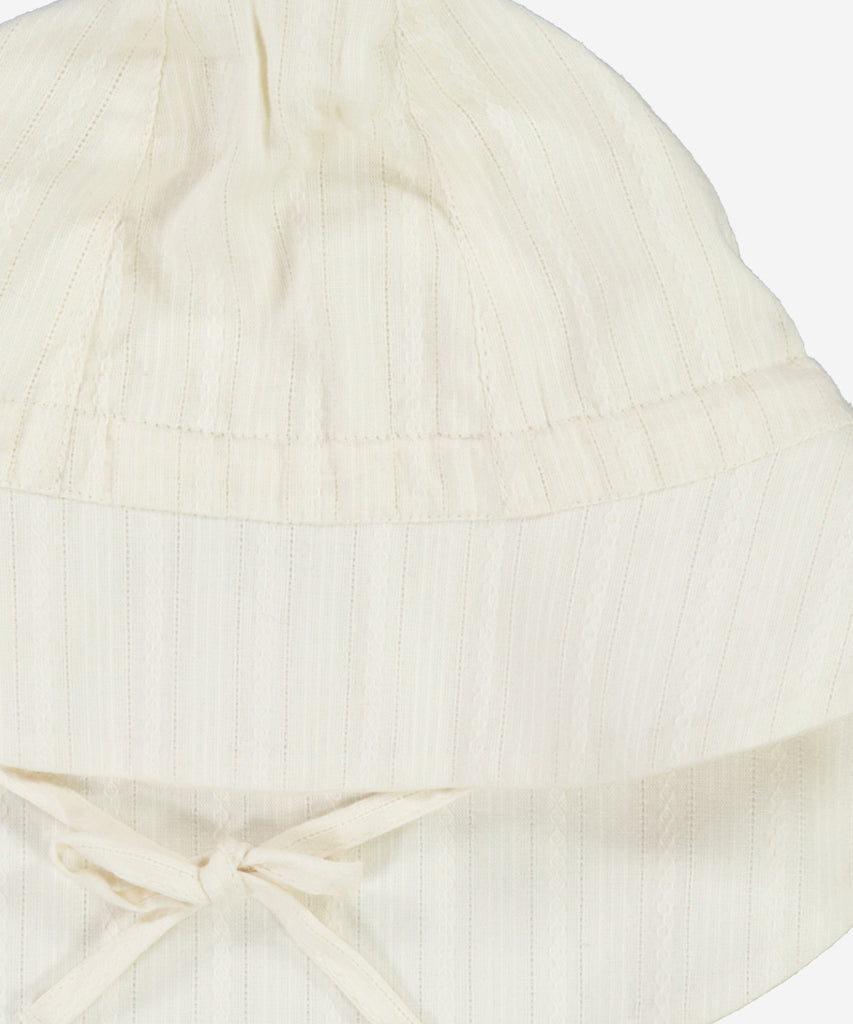 Cute sunhat in soft woven cotton with tie string and slightly longer brim at the back.