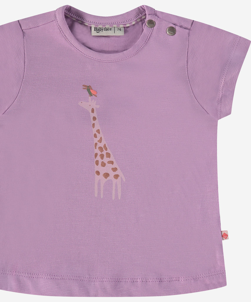 Details: This baby t-shirt features a cute Giraffe print on the front, perfect for your little one's warm-weather adventures. Made with a cozy round neckline and short sleeves, it offers comfort and style for your baby's daily wear. Buttons on the side for easy dressing.  Color: Orchid  Composition:  95% cotton/5% elasthan  