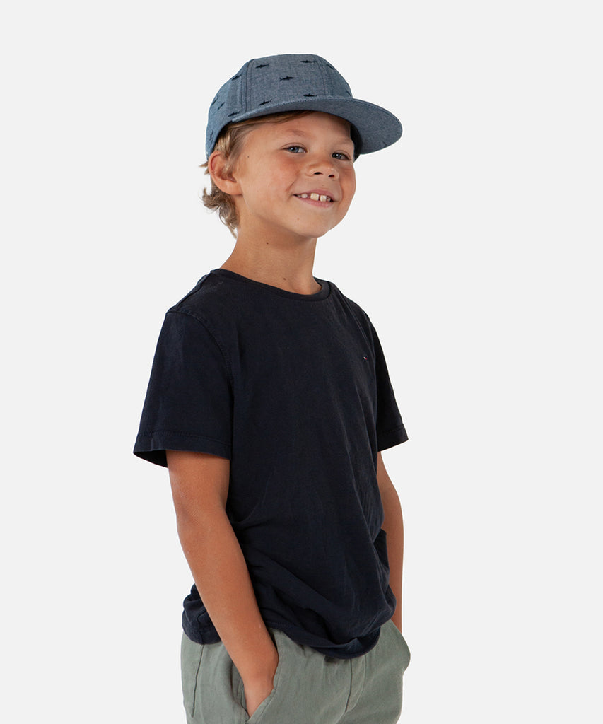 <strong>Details:&nbsp;</strong>The Pauk Cap is a lined cap with an all-over embroidered Sharks design and an adjustable strap at the back for a wide fitting range.&nbsp;<br><strong>Sizing:&nbsp;</strong><br><strong>53cm</strong> -&nbsp;Age: 4-8Y&nbsp;<br><strong>55cm</strong> - Age: 8Y and up&nbsp;<br><strong>Color:</strong> Denim blue&nbsp;&nbsp;<br><strong>Composition:</strong> 55% Polyester 45% Cotton 