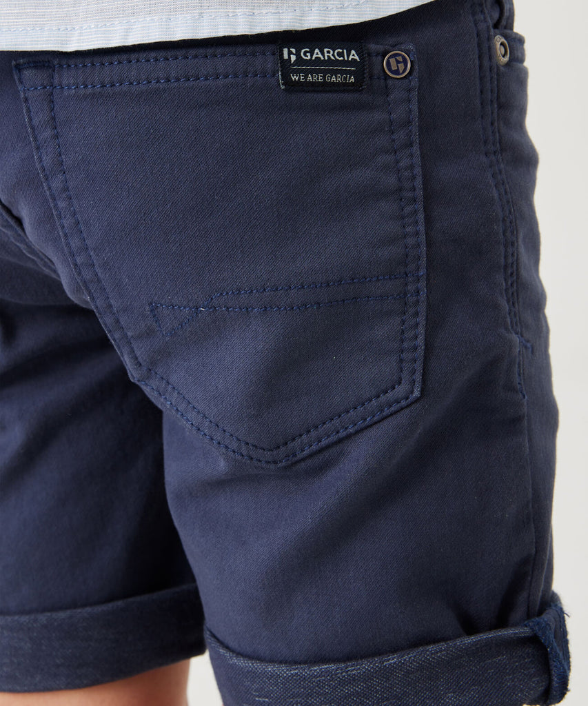 <strong data-mce-fragment="1">Details:</strong>These 5 pockets canvas shorts in whale blue provide both comfort and functionality. Equipped with an adjustable elastic on the inside, belt loops, and secure button and zip closure, these shorts are a versatile and stylish addition to any wardrobe. Stay cool and organized all day long.&nbsp;<br><strong>Color:</strong> Whale blue&nbsp;<br><strong data-mce-fragment="1">Composition:</strong>&nbsp; 85% Cotton, 13% Polyester, 2% Elasthan &nbsp;
