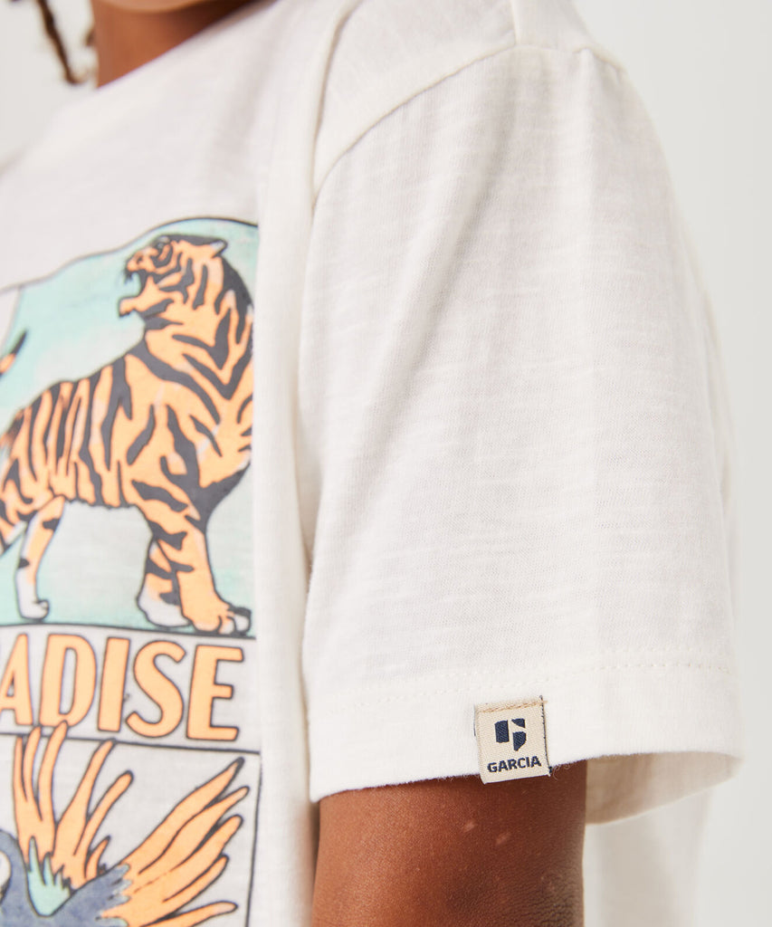 <strong data-mce-fragment="1">Details:</strong>&nbsp; Experience paradise with this off-white t-shirt featuring a bold sailor's paradise print on the front. The short sleeve design and round neckline provide both comfort and style. Perfect for your next adventure on the high seas.&nbsp;<br><strong>Color:</strong> &nbsp;White&nbsp;<br><strong data-mce-fragment="1">Composition:</strong>&nbsp; 100% Cotton &nbsp;