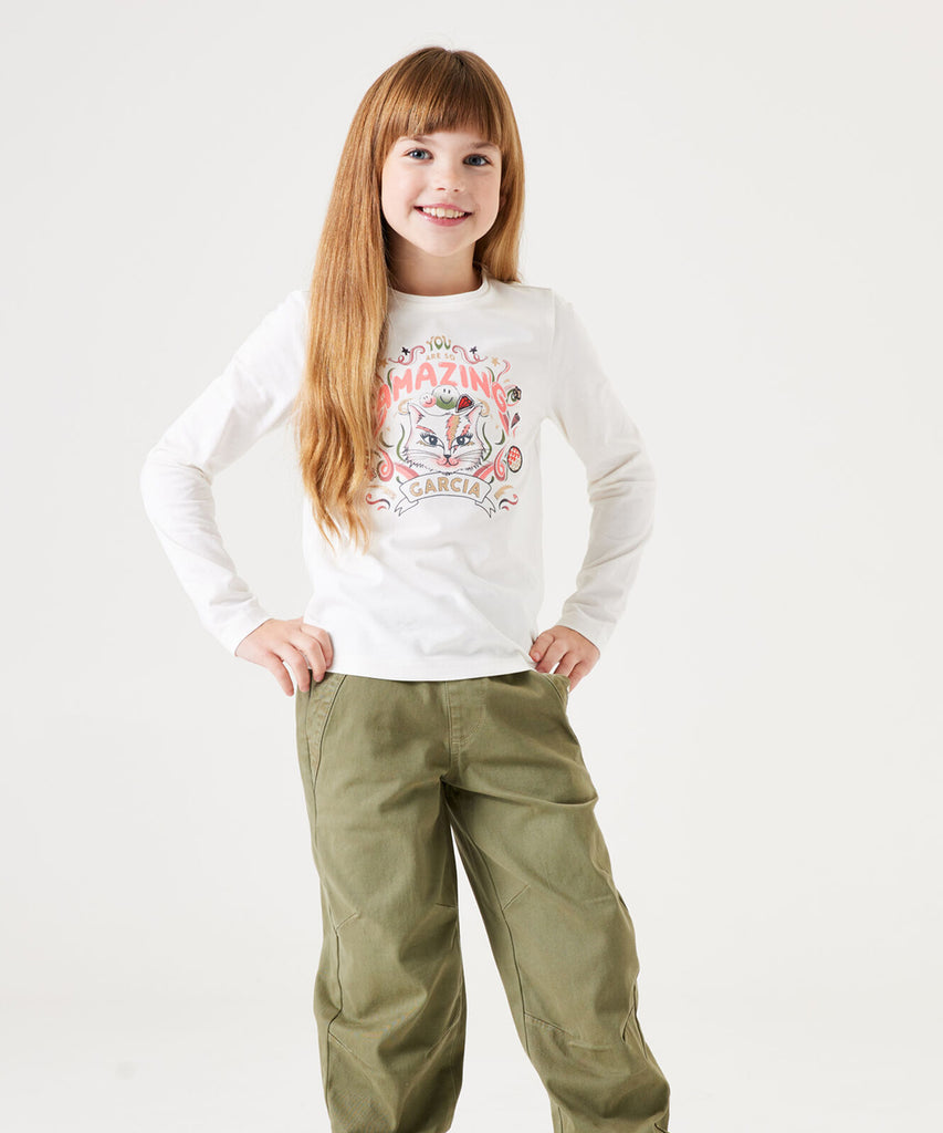 Details: &nbsp;Stay stylish and comfortable with our LS T-Shirt Cat in Off White. This long sleeve t-shirt features a round neckline and an adorable cat print on the front. Perfect for everyday wear, add a touch of cuteness to your wardrobe. &nbsp;&nbsp; Color:&nbsp; Off white&nbsp; Composition:&nbsp; 95% Cotton, 5% Polyester &nbsp;