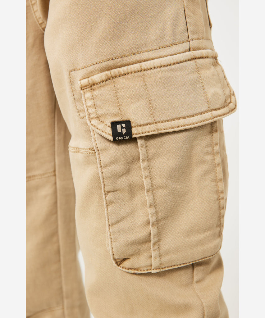Details: Effortlessly carry all your essentials with our Cargo Pants Sandcastle. Featuring multiple pockets and an elastic waistband, these pants are perfect for any outdoor adventure. Stay organized and comfortable with the added benefit of leg pockets for extra storage. Made for the modern explorer.  Color: Sandcastle  Composition:  80% Cotton, 18% Polyester, 2% Elasthan  