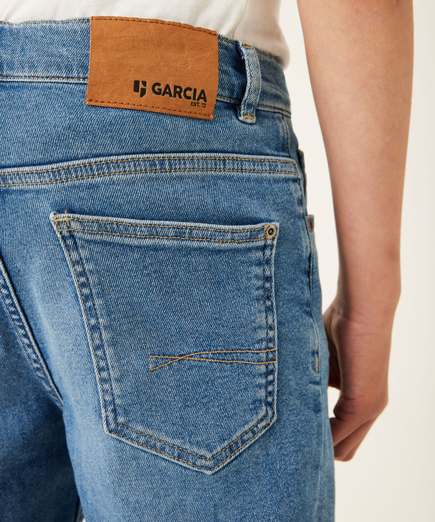 Details:&nbsp; The Dalino Dad Fit Jeans offer a classic, sleek look with their medium used denim blue color. The dad fit style provides comfortable and versatile wear, while the button zip closure and belt loops add practicality. Plus, the elastic on the inside ensures a perfect fit every time. Expertly crafted for effortless style.&nbsp; Color: Medium used flow denim blue&nbsp; Composition:&nbsp; 79% Cotton, 20% Recycled Cotton, 1% Elasthan &nbsp;