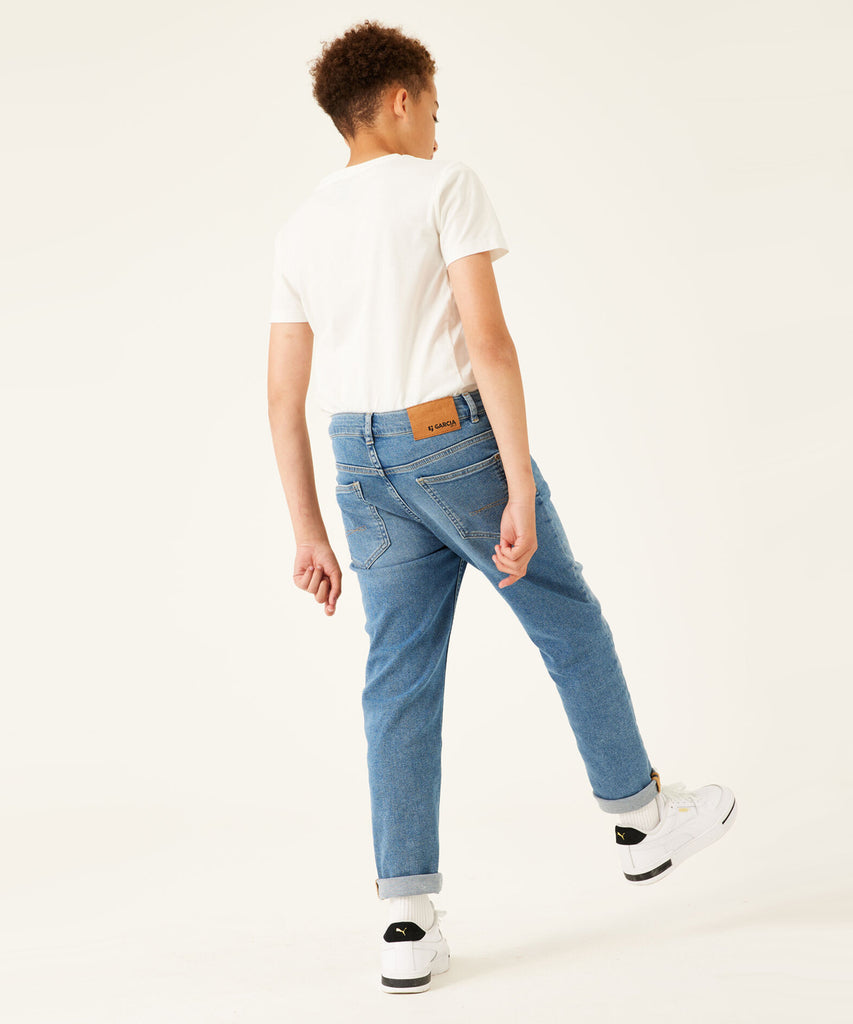 Details:&nbsp; The Dalino Dad Fit Jeans offer a classic, sleek look with their medium used denim blue color. The dad fit style provides comfortable and versatile wear, while the button zip closure and belt loops add practicality. Plus, the elastic on the inside ensures a perfect fit every time. Expertly crafted for effortless style.&nbsp; Color: Medium used flow denim blue&nbsp; Composition:&nbsp; 79% Cotton, 20% Recycled Cotton, 1% Elasthan &nbsp;