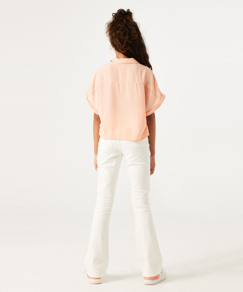 Details: This Wide Fit Blouse in Peach Bloom offers a comfortable and stylish fit with its wide fit and short sleeves. The button closure adds a touch of sophistication. Perfect for any occasion, this blouse is a versatile addition to your wardrobe.  Color: Peach bloom  Composition:  100% Polyester  