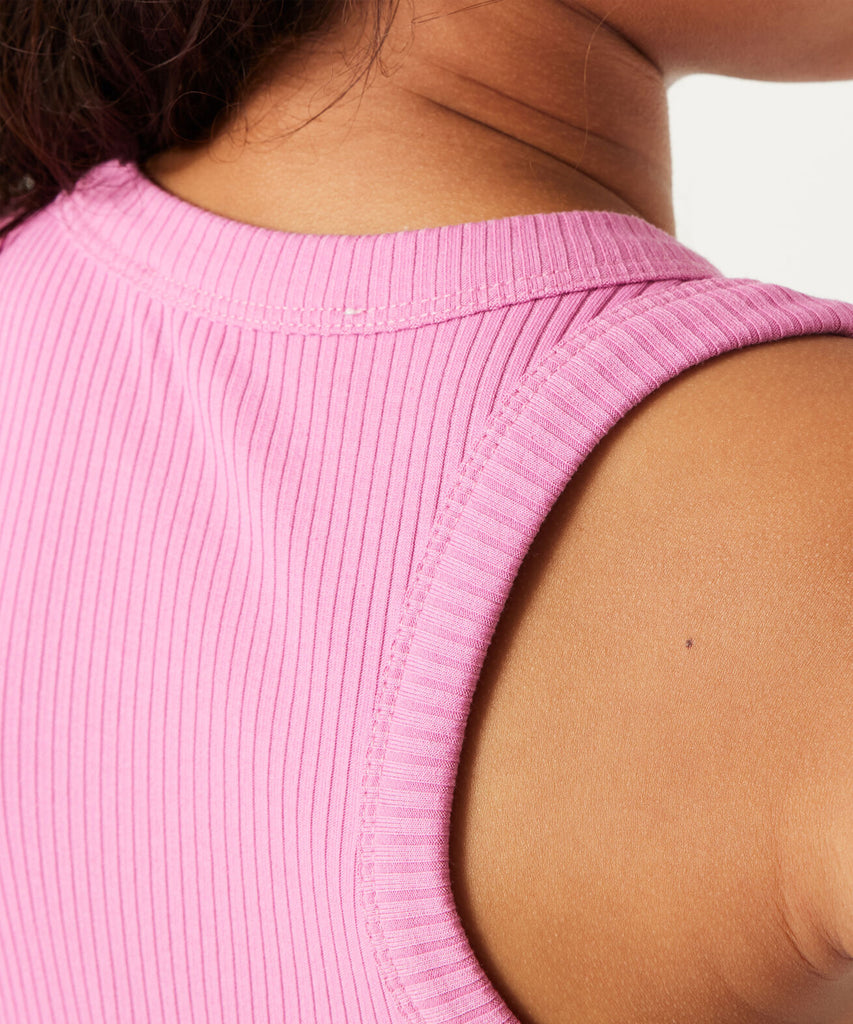 <strong data-mce-fragment="1">Details: </strong>This ribbed tank top in Taffy Pink features a round neckline, adding a touch of delicacy and femininity to your wardrobe. The ribbed texture provides a flattering fit and comfortable wear. Perfect for a casual yet elegant look.&nbsp;<strong data-mce-fragment="1"><br>Color:</strong> Taffy pink&nbsp;<br><strong data-mce-fragment="1">Composition:</strong>&nbsp; 65% Polyester, 25% Viscose, 10% Elasthan &nbsp;