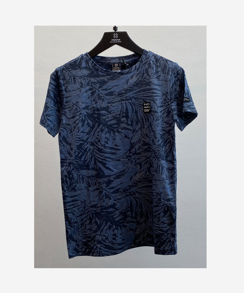 Details: This short sleeve t-shirt features a stylish all over print of leaves in a sophisticated steel blue color. Its round neckline provides a comfortable and versatile fit. Perfect for adding a touch of nature to your wardrobe.  Color: Steel blue  Composition:  Summer 2024  