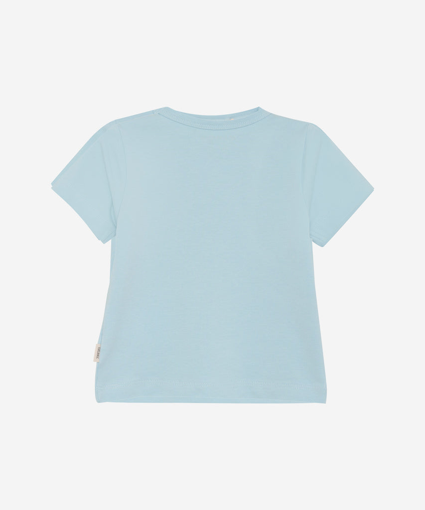 Details:  This baby t-shirt features a round neckline and a charming sailboat print on the front, all in a serene winter sky blue. With its short sleeves, it's perfect for keeping your little one comfortable and stylish in any season.  Color: Winter sky blue  Composition: Organic Single Jersey 95% Cotton/ 5% Elastane 