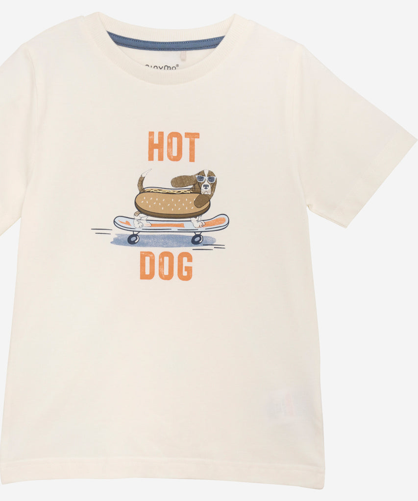 Details: This short sleeve t-shirt features a playful round neckline and a unique hot dog print on the front. Made with high-quality materials, it is comfortable to wear and perfect for casual outings. Show off your love for hot dogs in style with this T-Shirt Hot Dog Eggnog.  Color: Eggnog  Composition:  Organic Single Jersey 95% Cotton/ 5% Elastane  