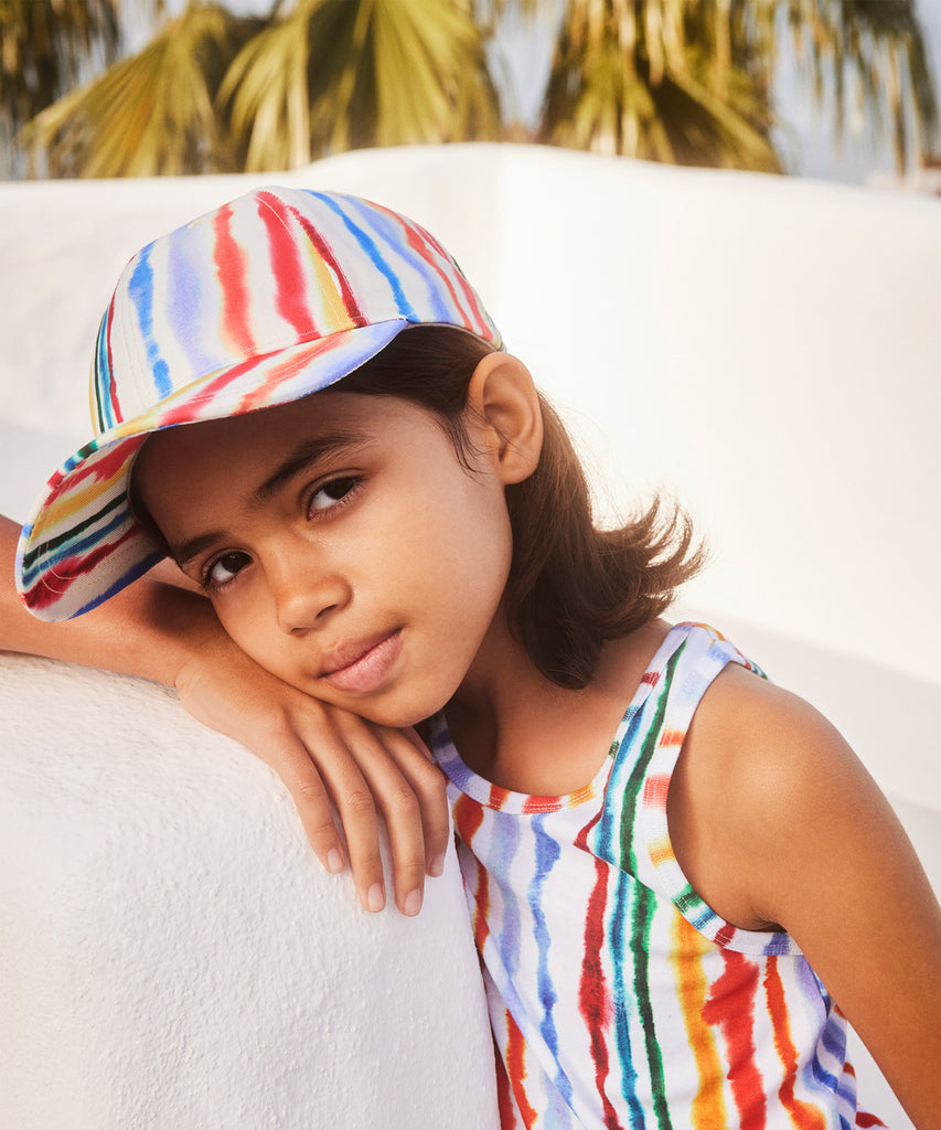 Details: The Sebastian cap is a classic cap with all over water colors. The cap can be adjusted on the back.  Sizing:  S/M - Age: 3-5  M/L - Age: 6-8  Color: Red white blue yellow   Composition: 100% polyester 