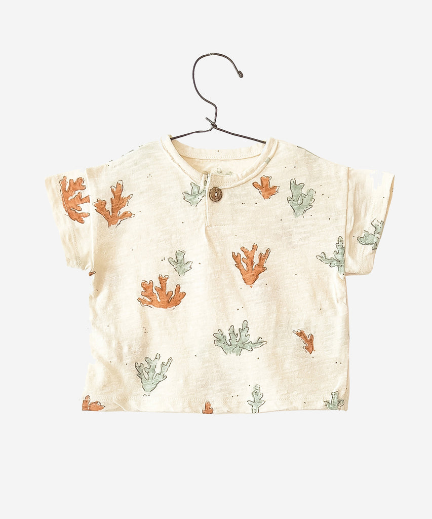 Details: This T-shirt is made of jersey stitch organic cotton, Fiber colour. It has short sleeves, a round neck, an opening on the sront with a coconut button and our coral print. Colour: Fiber  Composition:  100.0% Organic Cotton  