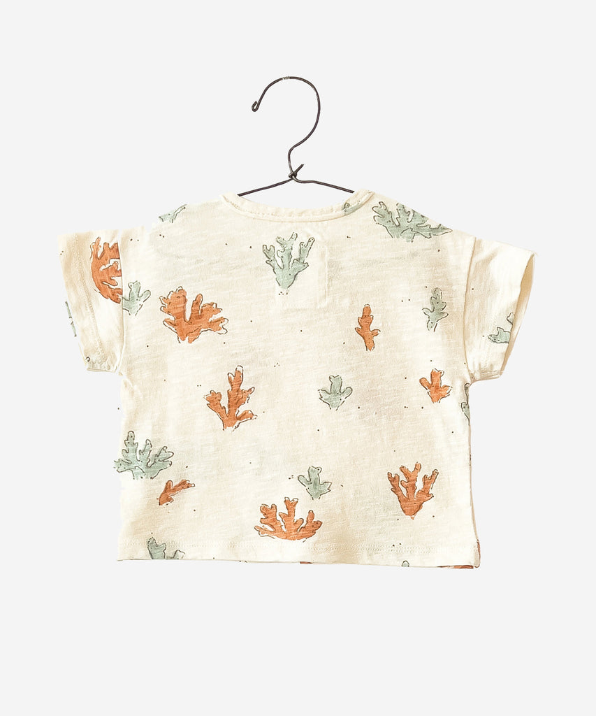 Details: This T-shirt is made of jersey stitch organic cotton, Fiber colour. It has short sleeves, a round neck, an opening on the sront with a coconut button and our coral print. Colour: Fiber  Composition:  100.0% Organic Cotton  