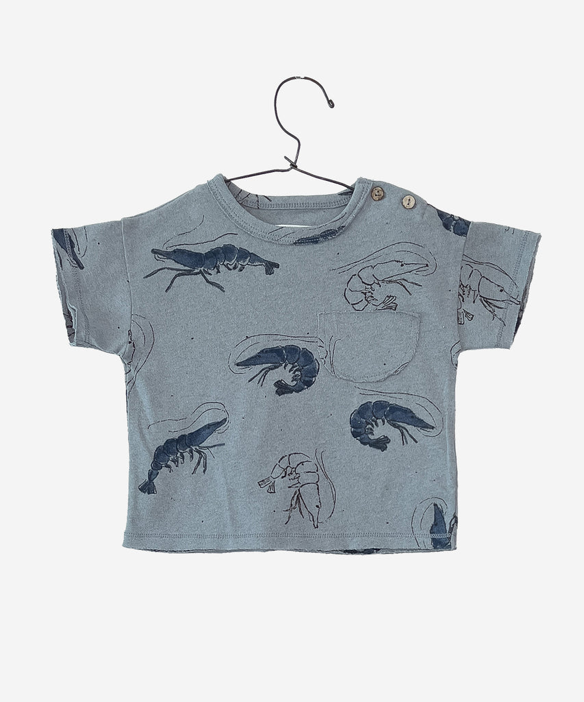 Details:  Expertly crafted with recycled fabrics, this baby pocket t-shirt is perfect for your little one. With short sleeves and a round neckline, it features an all over print of adorable shrimps. The side buttons make dressing a breeze. Your baby will be both comfortable and stylish in this eco-friendly t-shirt.  Colour: Sea blue Composition:  57.0% Recycled Cotton,19.0% Recycled Polyester,19.0% Recycled Flax,5.0% Other Fibers  