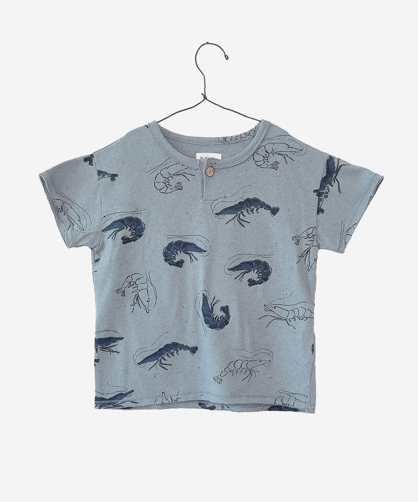 Details:  This short sleeve t-shirt features a round neckline and a playful all-over print of shrimps. Made from recycled fabrics, it's not only stylish but also environmentally friendly. Add a touch of whimsy to your wardrobe with this unique Button T-Shirt AOP in Sea Blue.  Colour: Sea blue  Composition:  57.0% Recycled Cotton,19.0% Recycled Polyester,19.0% Recycled Flax,5.0% Other Fibers  