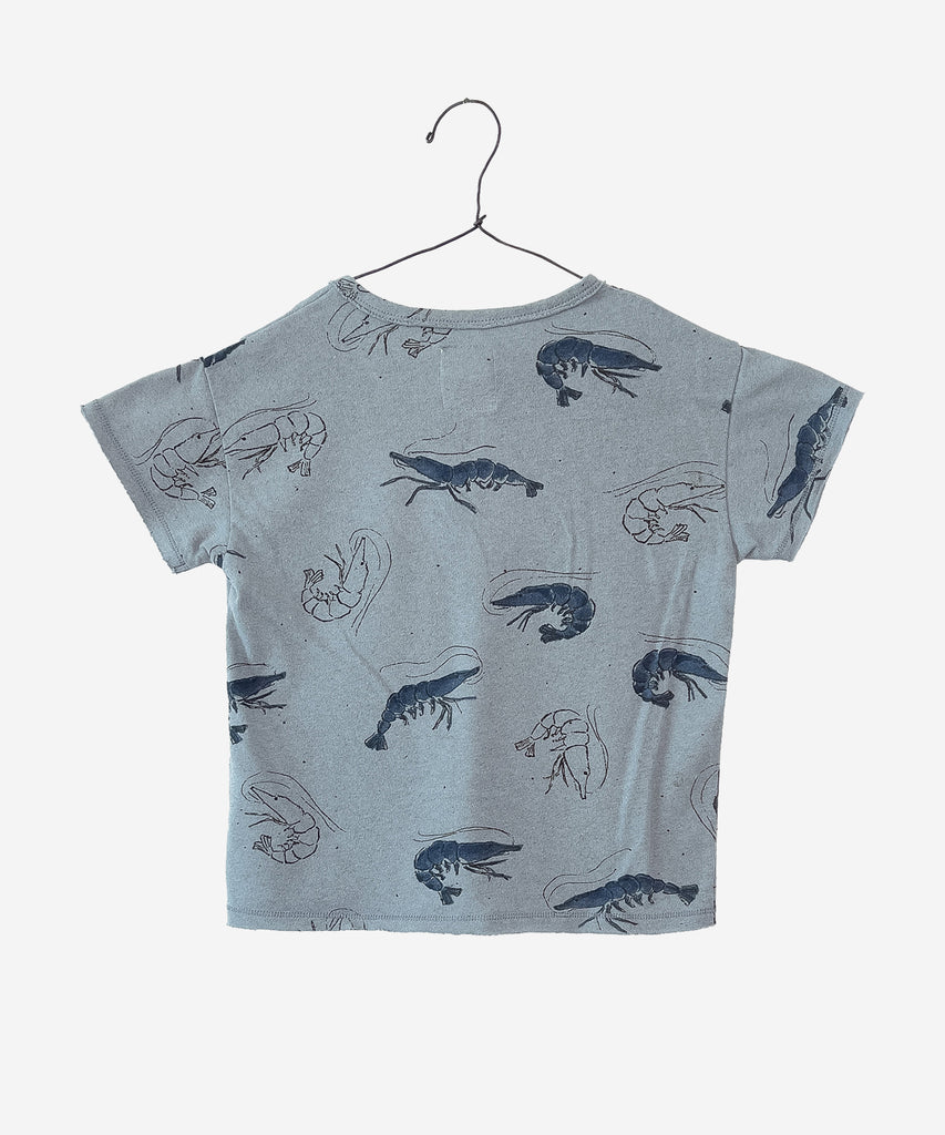 Details:  This short sleeve t-shirt features a round neckline and a playful all-over print of shrimps. Made from recycled fabrics, it's not only stylish but also environmentally friendly. Add a touch of whimsy to your wardrobe with this unique Button T-Shirt AOP in Sea Blue.  Colour: Sea blue  Composition:  57.0% Recycled Cotton,19.0% Recycled Polyester,19.0% Recycled Flax,5.0% Other Fibers  