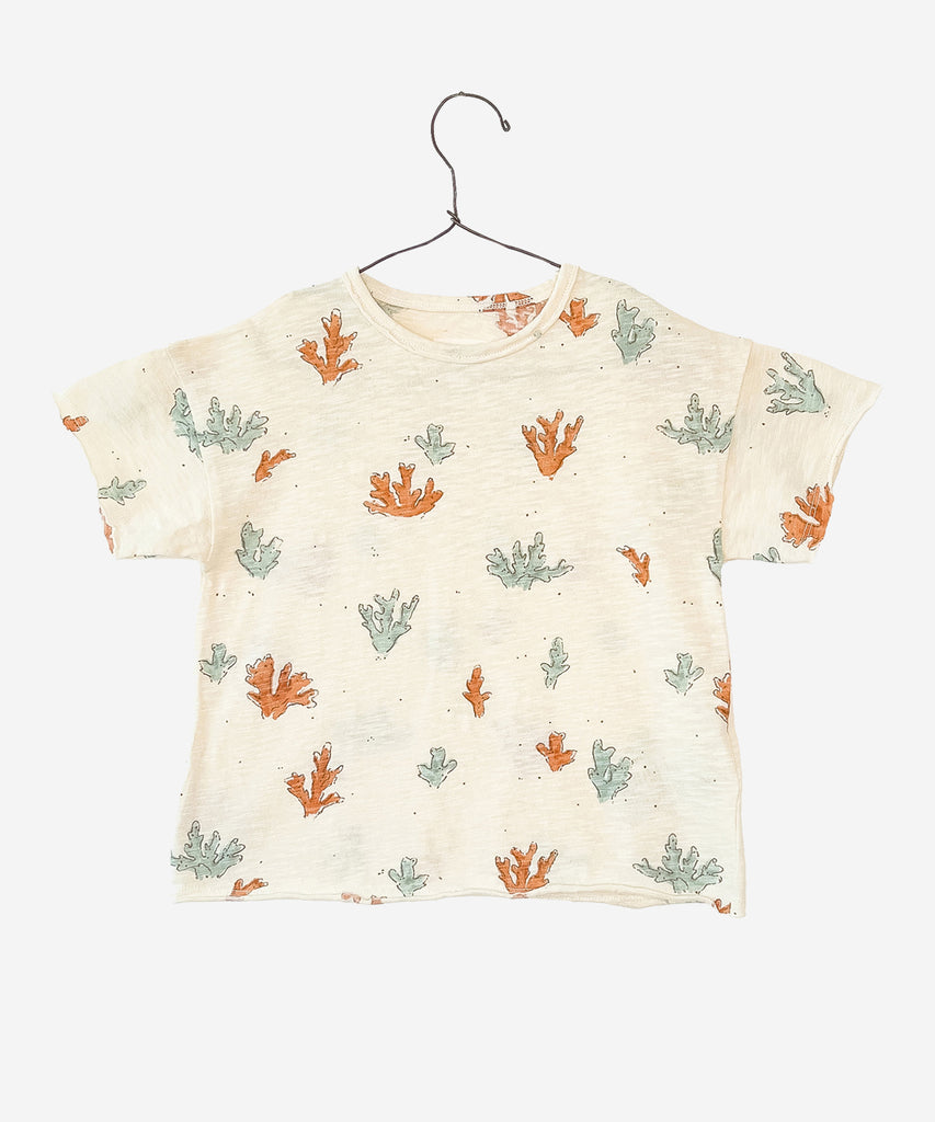 Details: This T-shirt is made of jersey stitch organic cotton, Fiber colour. This short-sleeved model has a round neck and our coral print.  Colour: Fiber  Composition:  100.0% Organic Cotton  