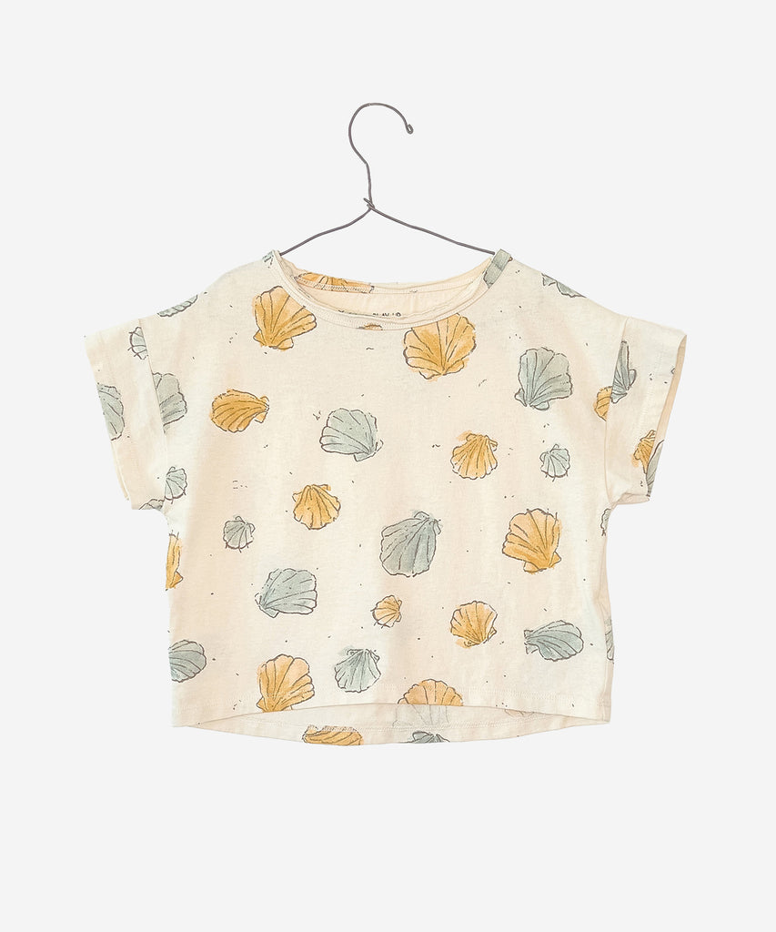 Details: This jersey-stitch T-shirt is made of a mixture of organic cotton and recycled cotton, Fiber colour. This model has a wide neckline and dropped shoulders, a slightly longer back and our seashell print  Colour: Fiber  Composition:  50.0% Organic Cotton,50.0% Recycled Cotto