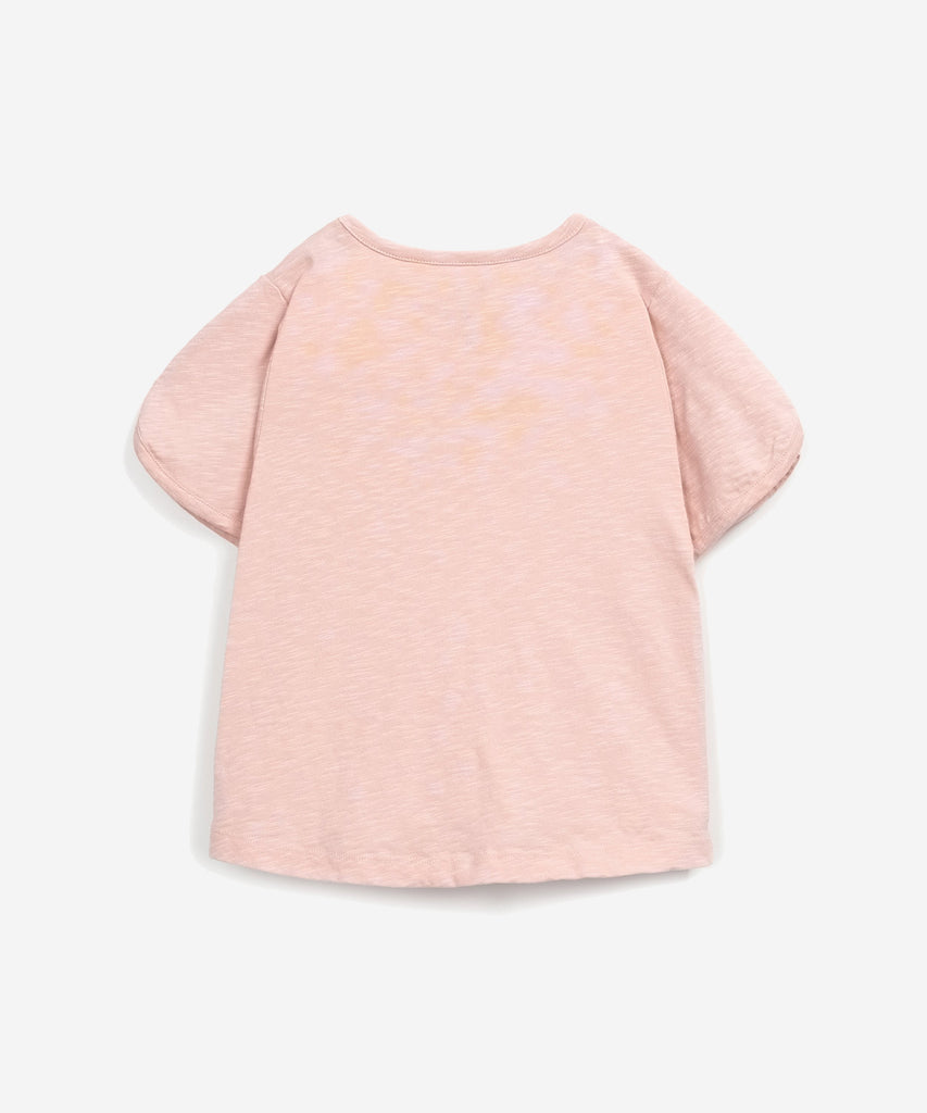 Details:  This jersey-stitch T-shirt is made of organic cotton, Childhood colour. The model has a round neck, a double-layered opening detail on the sleeves, and the back is slightly longer. Colour: Rose  Composition:  100.0% Organic Cotton  