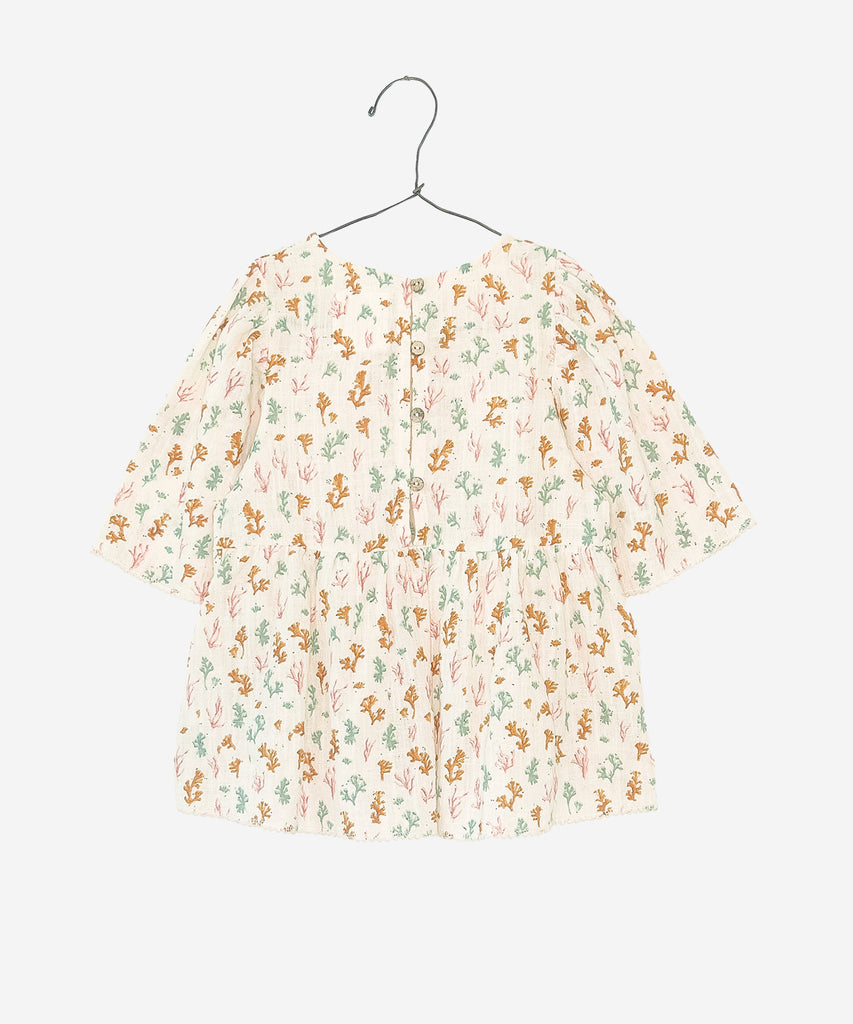 Details:  Expertly crafted, this short sleeve tunic boasts a stylish round neckline and a vibrant all over print with corals. With a button closure at the back, it offers both comfort and elegance. Perfect for any occasion, this woven tunic is a must-have addition to your wardrobe.  Colour: Fiber  Composition:  100.0% Cotton 