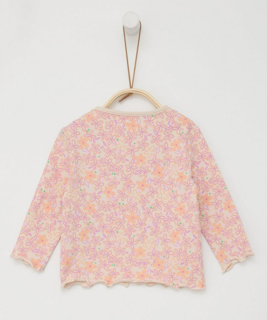 Details: Experience comfort and style with our Baby LS T-Shirt AOP Flowers Almond. Made from soft and durable fabric, this long sleeve t-shirt features a charming all over print of flowers. The round neckline adds a touch of elegance to this cute and playful piece. Perfect for your little one's wardrobe.The push-button shoulders make life a breeze!  Color: Almond  Composition: 095%CO 005%EL   