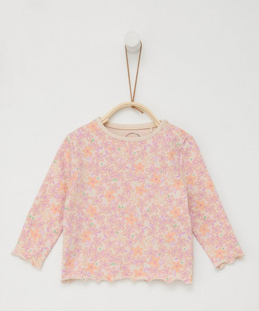 Details: Experience comfort and style with our Baby LS T-Shirt AOP Flowers Almond. Made from soft and durable fabric, this long sleeve t-shirt features a charming all over print of flowers. The round neckline adds a touch of elegance to this cute and playful piece. Perfect for your little one's wardrobe.The push-button shoulders make life a breeze!  Color: Almond  Composition: 095%CO 005%EL   