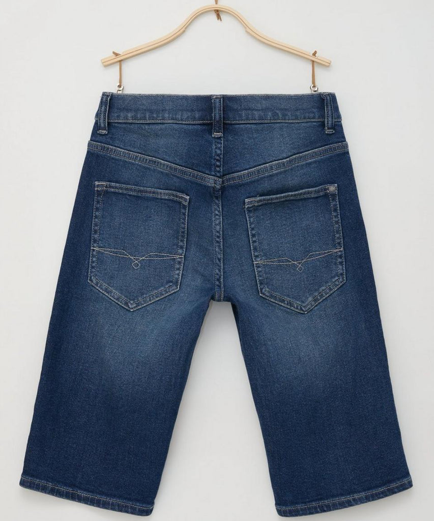 <strong data-mce-fragment="1">Details: </strong>Expertly crafted, these mid-blue denim bermuda shorts feature a classic button and zipper closure, as well as practical belt loops and pockets. Perfect for any occasion, they provide both style and functionality.&nbsp;<br><strong data-mce-fragment="1"></strong><strong></strong><strong>Color:</strong> Mid blue denim&nbsp;<br><strong>Composition:&nbsp;</strong> 098%CO 002%EL &nbsp;