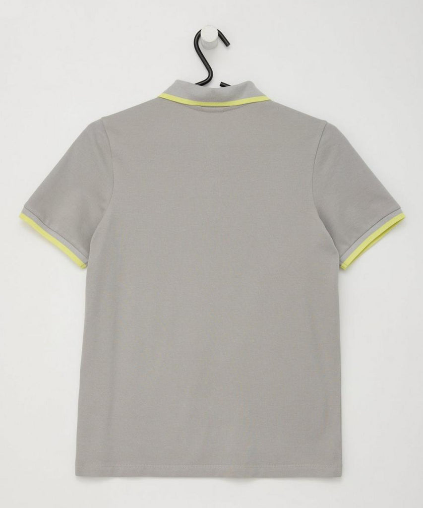 <strong data-mce-fragment="1">Details:</strong> This boys' short sleeve polo shirt in light grey with neon details is a versatile addition to any wardrobe. Made with high-quality materials, it offers both comfort and style. Perfect for any occasion, this polo shirt is a must-have for any young gentleman.&nbsp;<br><strong>Color:</strong> Light grey<br><strong>Composition:</strong> CO100%&nbsp;