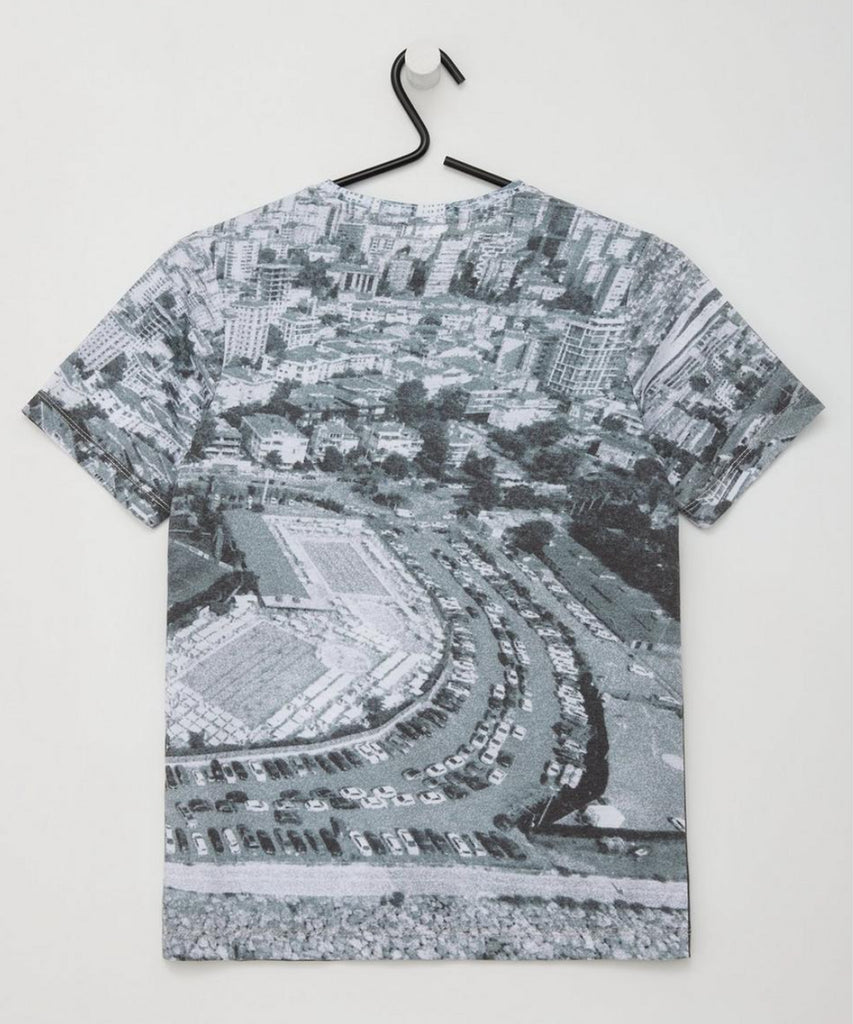 <strong data-mce-fragment="1">Details: </strong>Discover the city in style with our short sleeve T-Shirt featuring a Round Neckline and an Eye-catching, All-Over Print Cityscape Design. Made from quality materials, this T-Shirt is perfect for everyday wear. Upgrade your wardrobe and stand out from the crowd.&nbsp;<br><strong>Color:</strong> White&nbsp;<br><strong>Composition:</strong> 080%PES 020%CO &nbsp;