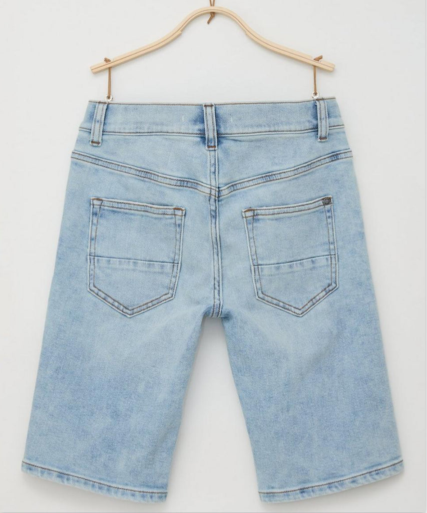 <strong data-mce-fragment="1">Details: </strong>Expertly crafted, these light blue denim bermuda shorts feature a classic button and zipper closure, as well as practical belt loops and pockets. Perfect for any occasion, they provide both style and functionality.&nbsp;<br><strong data-mce-fragment="1"></strong><strong></strong><strong>Color:</strong> Light blue denim&nbsp;<br><strong>Composition:&nbsp;</strong> 098%CO 002%EL &nbsp;