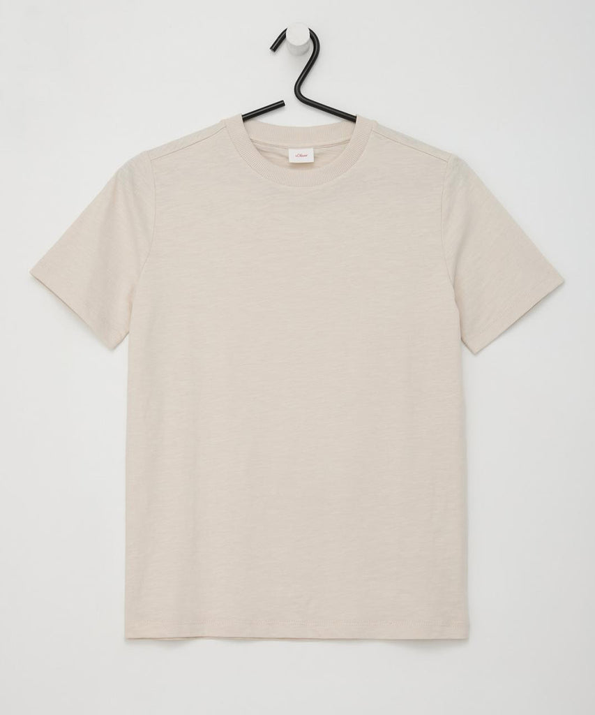 <strong data-mce-fragment="1">Details: </strong>This short sleeve t-shirt in sand features a round neckline and an energetic leaf print on the back. The perfect addition to your wardrobe for a stylish and lively look.&nbsp;<br><strong data-mce-fragment="1"></strong><strong data-mce-fragment="1"></strong><strong>Color:</strong> Sand&nbsp;<br><strong>Composition:</strong> 100%CO &nbsp;