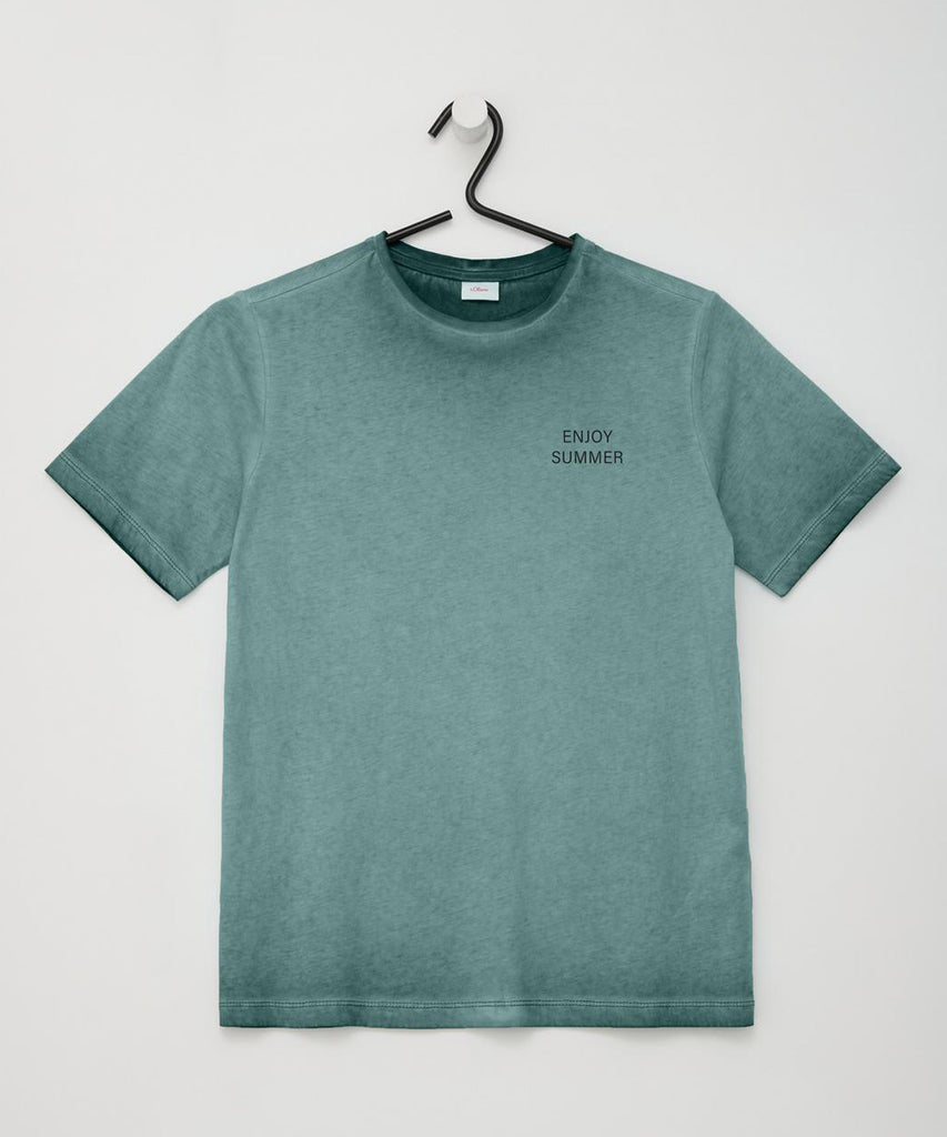 <strong data-mce-fragment="1">Details: </strong>This short sleeve t-shirt in petrol green features a classic round neckline. Made from high-quality fabric, it provides comfortable wear and a stylish look. Perfect for any casual occasion, this t-shirt is essential for your wardrobe.&nbsp;<br><strong data-mce-fragment="1"></strong><strong data-mce-fragment="1"></strong><strong data-mce-fragment="1"></strong><strong>Color:</strong> Petrol green&nbsp;<br><strong>Composition:</strong> 100%CO &nbsp;