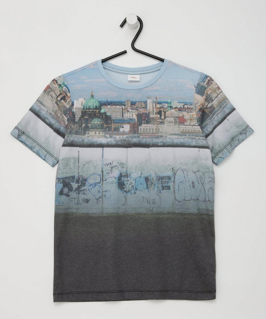 Details: Experience urban style with our T-Shirt Graffiti Wall Charcoal Black. This short sleeve t-shirt features a round neckline and a bold graffiti wall print on the front and back. Perfect for making a statement while staying cool and comfortable.   Color: Black  Composition: 080%PES 020%CO 