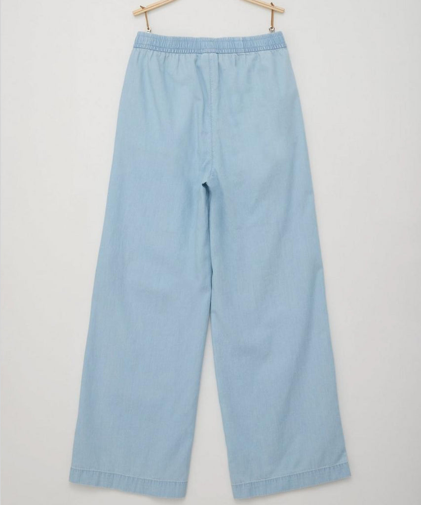 <strong data-mce-fragment="1">Details: </strong>Expertly crafted, these chambray culotte pants in a light denim blue offer both style and comfort. The elastic waistband provides a flattering fit, while the wide silhouette and pockets offer functionality. Elevate your wardrobe with these versatile and modern pants.&nbsp;<strong data-mce-fragment="1"></strong>&nbsp;<br><strong>Color:</strong><span> Light denim blue&nbsp;</span><br><strong>Composition</strong><span>: 100%CO</span>