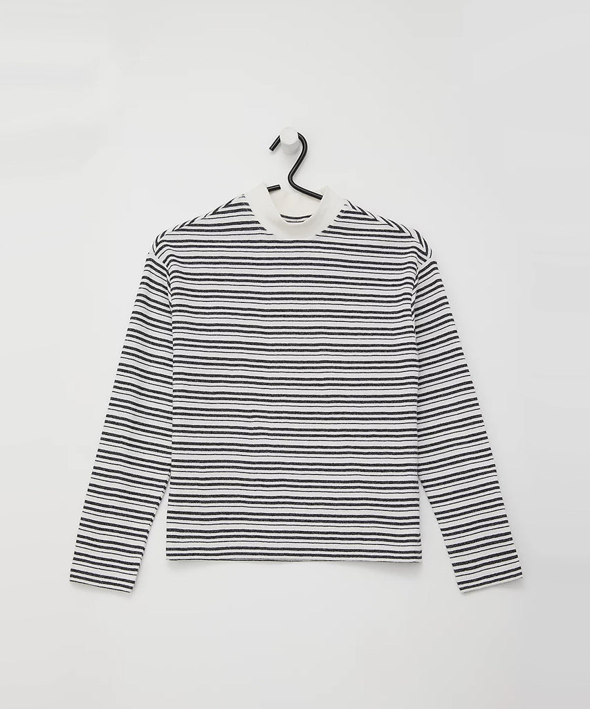 Details: Long sleeved t-shirt with stripes in black and white. Round neckline.  Color: White black  Composition: CO 100% 