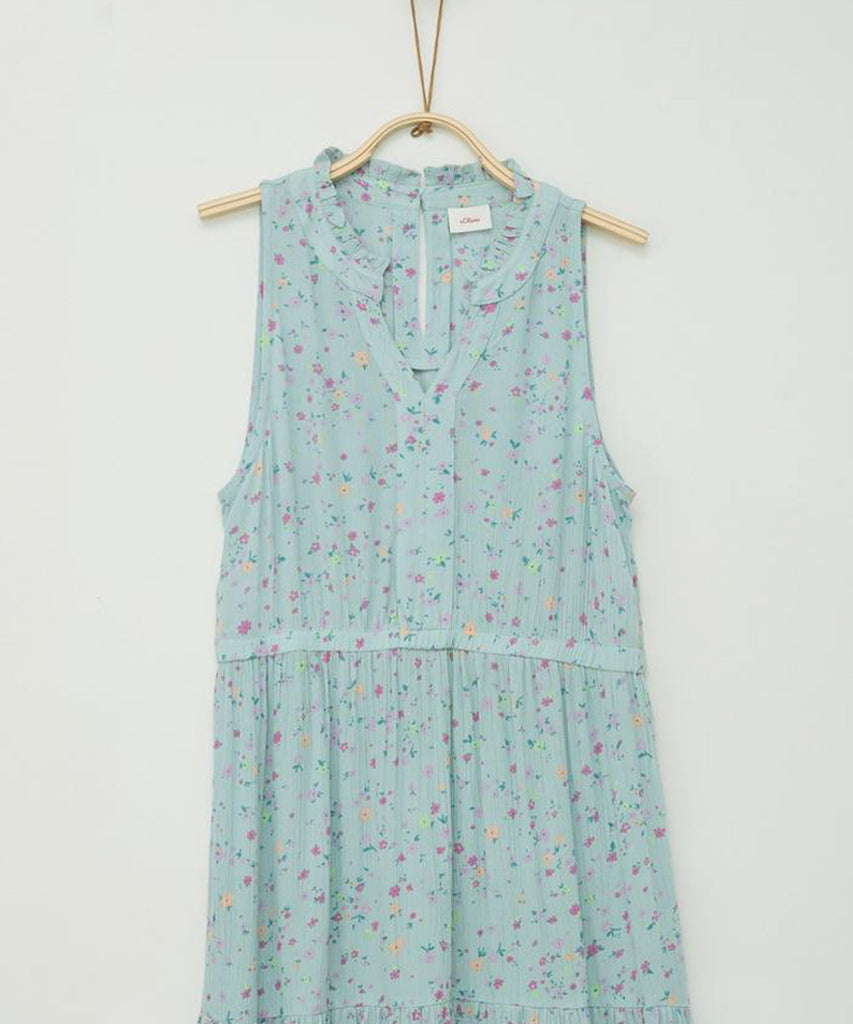 <strong data-mce-fragment="1">Details:</strong><span> &nbsp;</span>This long voile dress features a delicate all over print of flowers, providing a beautiful, feminine touch. The short sleeves and button closure at the back make it a comfortable and stylish choice for any occasion. Add this dress to your wardrobe for a timeless and elegant look.&nbsp;<br><span></span><strong>Color:</strong><span> Pale mint&nbsp;</span><br><strong>Composition </strong><span>: 100%CV &nbsp;</span>