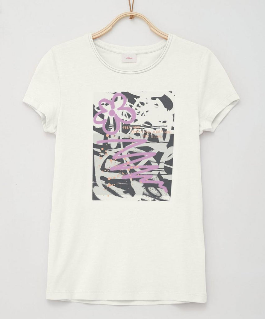 Details: This short sleeve black t-shirt features a beautiful graffiti flower print and a round neckline. This versatile t-shirt allows you to express your personality while staying comfortable and chic.   Color: White  Composition: 100%CO 