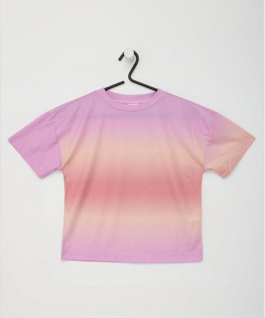 Details: This Wide T-Shirt in Ombre Rose is a must-have for any stylish girl. The ombre rose design adds a unique touch to the classic wide t-shirt, while the round neckline provides a comfortable fit. Perfect for any casual or dressy occasion, this t-shirt is a versatile addition to any wardrobe.  Color: Ombre rose  Composition: 080%PES 020%CO  
