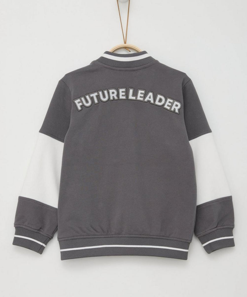 <strong data-mce-fragment="1">Details:&nbsp; </strong>Elevate your little one's style with our Bomber Cardigan in Mid Grey. This boys' cardigan features convenient pockets and a push button closure. Make a statement with the bold "Future Leader" text on the back. Perfect for fashion-forward kids who are destined for greatness.&nbsp;<br><strong data-mce-fragment="1"></strong><strong>Color:</strong> Mid grey&nbsp;<br><strong>Composition:</strong> 090%CO 010%PES &nbsp;
