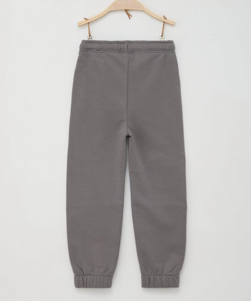 <strong data-mce-fragment="1">Details: </strong>Upgrade your workout attire with our Jogg Pants! Designed in a versatile mid grey color with eye-catching details, these pants offer a secure and comfortable fit with an elastic waistband. Perfect for all your fitness needs.&nbsp;Essential for any active child's wardrobe.&nbsp;<br><strong data-mce-fragment="1"></strong><strong></strong><strong>Color:</strong> Mid grey&nbsp;<br><strong>Composition:&nbsp;</strong> 090%CO 010%PES&nbsp;&nbsp;